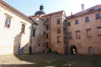 Severovýchodní kout dolního nádvoří ( © Ivan Grisa 09/2010)