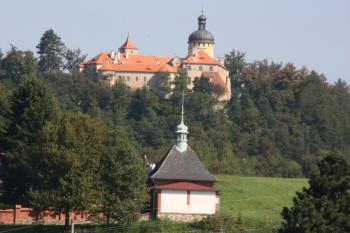 Grabštejn od chotyňské železniční zastávky, v popředí kaple na místním hřbitově ( © Ivan Grisa 09/2010)
