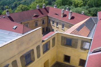 pohled z bergfritu jížním směrem na dvě hradní nádvoří (© zdeněk komínek, 07/2006)