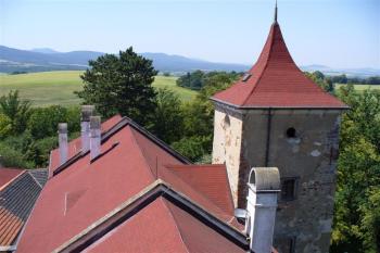 pohled z bergfritu na nejstarší hradní palác (© zdeněk komínek, 07/2006)