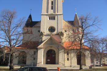 Vstupní portál do kostela  ze západu. (© Jaroslav Špiroch 05/2019)