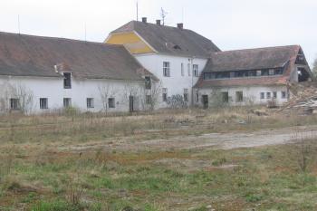 pohled z hospodářské budovy od severovýchodu (© Jaroslav Špiroch, 07/2018)