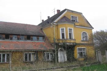 pohled od jihozápadu (nejvíce zachovalá budova bývalých stájí) po r. 1989 nějakou dobu restaurace (© Jaroslav Špiroch, 07/2018)