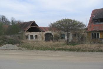 pohled od západu na hlavní obytnou budovu, pozůstatek původní patrové švamberské rezidence z let 1613-15, dnes bohužel nejvíce postiženou (© Jaroslav Špiroch, 07/2018)