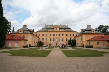 Zámecké nádvoří od jihu (© Ivan Grisa, 07/2008)
