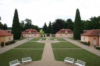 Pohled z hlavního schodiště přes nádvoří k severu (© Ivan Grisa, 07/2008)