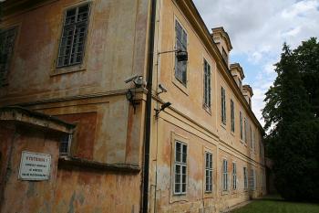 Severozápadní roh zámku (© Ivan Grisa, 07/2008)