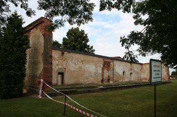 Zřícenina oranžerie od jihozápadu (© Ivan Grisa, 07/2008)