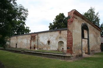 Zřícenina oranžerie od jihovýchodu (© Ivan Grisa, 07/2008)