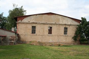 Bývalá jízdárna, dnes sklad ZZN Louny (© Ivan Grisa, 07/2008)
