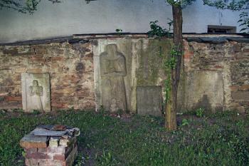 náhrobníky (převážně renesanční) v jižní ohradní zdi hřbitova (© Pavel Zany Komárek, 19. 5. 2011)