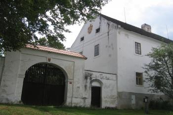 Vjezdová brána, vpravo hlavní obytná budova (© Jaroslav Špiroch 06/2019)