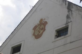 Štít hlavní budovy s opatským znakem (© Jaroslav Špiroch 06/2019)