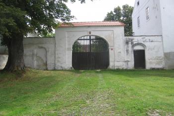 Vjezdová brána, upravená klasicistně v r.1819, s monogramem a letopočtem (© Jaroslav Špiroch 06/2019)