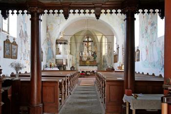 průhled podvěžím do interiéru (© Pavel Zany Komárek, 19. 5. 2011)