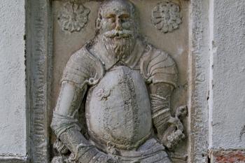 náhrobník Mikuláše Ostrovského ze Skalky († 1. 2. 1613) druhotně osazený na vnější zdi presbytáře (© Pavel Zany Komárek, 19. 5. 2011)