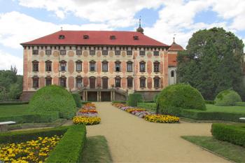 Libochovický zámek z rozkvetlého parku ( © Pavel Vítek 08/2015)
