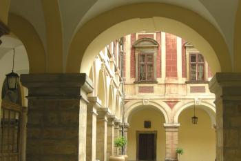 pohled do nádvoří od vstupní brány (© Petr Kovařík, 05/2009)