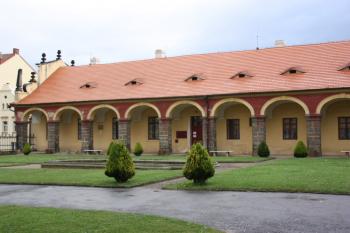 Hospodářská budova na východní straně vnějšího nádvoří ( © Ivan Grisa 09/2009)