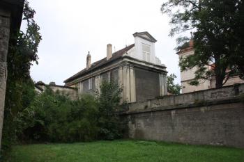 Úřední budova v severozápadním rohu areálu ( © Ivan Grisa 09/2009)