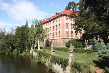Zámek od jihozápadu, z předmostí staré lávky přes Ohři ( © Ivan Grisa 09/2009)