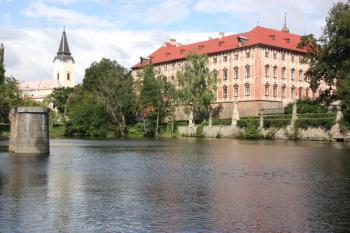 Zámek z hráze mezi Ohří a Zátokou (bývalým řečištěm) ( © Ivan Grisa 09/2009)