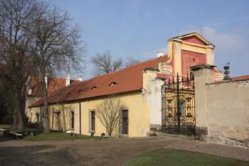 Raně barokní hospodářská budova od jihovýchodu ( © Ivan Grisa 03/2010)