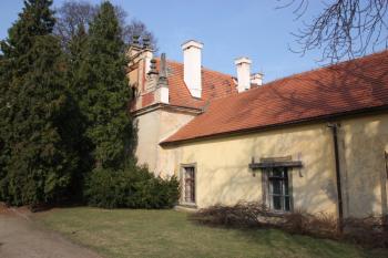 Jihozápadní nároží raně barokní hospodářské budovy ( © Ivan Grisa 03/2010)