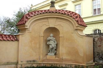 socha světce ve výklenku po straně kostela (© Pavel Vítek 11/2014)