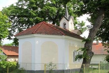 Pseudoarokní kaplička v Zahrádce u Kostelce nad Vltavou (© Pavel Vítek 06/2014)