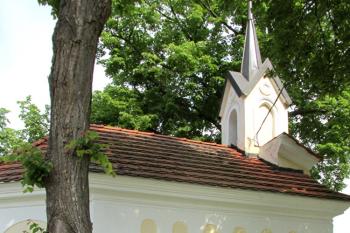 Pseudobarokní kaplička v Zahrádce u Kostelce nad Vltavou (© Pavel Vítek 06/2014)