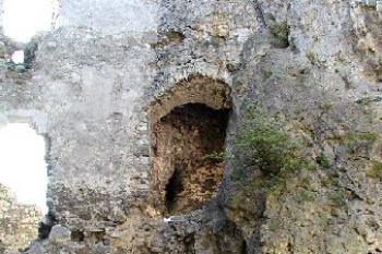 jihozápadní kout dvorku při obytné věži ( © Pavel Zany Komárek 7/5/2004)