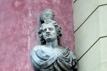 alegorie Slunce na průčelí (© Milan Caha 11/2014)