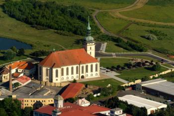Kostel Nanebevzetí Panny Marie - Letecký snímek ( © Radovan Smokoň 06/2006)
