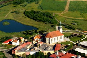 Kostel Nanebevzetí Panny Marie - Letecký snímek ( © Radovan Smokoň 06/2006)