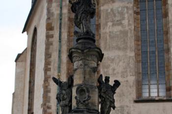 Sloup před kostelem Nanebevzetí Panny Marie v Mostě ( © iV 20.1.2008)