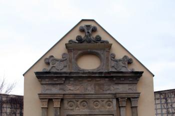 okolo kostela jsou instalovány fragmenty zaniklých památek Mostu a okolí ( © iV 20.1.2008)