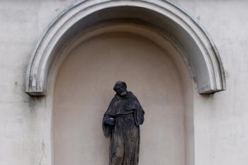 v nikách ve zdi okolo kostela je instalován soubor sedmi alegorických soch cností a sv. Františka z Assisi ( © iV 20.1.2008)