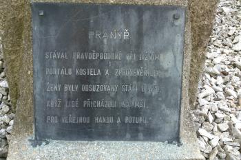 Tabulka na pranýři u kostela sv. Filipa a Jakuba (© Helena Pašková, 08/2015)