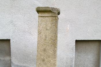 Pranýř u kostela sv. Filipa a Jakuba (© Helena Pašková, 08/2015)