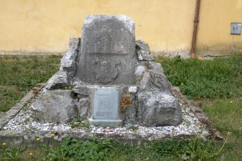 Kamen s těžko čitelným nápisem pod kostelem (© Helena Pašková, 08/2015)