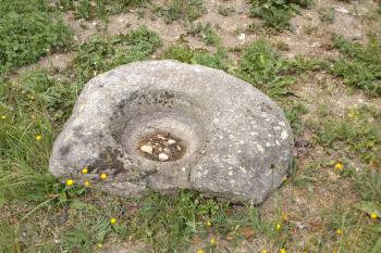 Kamenná miska vedle kostela (© Helena Pašková, 08/2015)