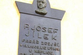 Pamětní deska P. Josefa Jílka na stěně kostela (© Helena Pašková, 08/2015)