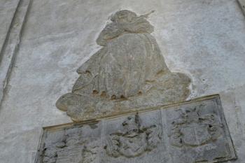 erbovní desky a reliéf Bolestné P. Marie nad vstupním portálem (© Milan Caha 04/2010)