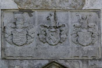 erbovní deska stavebníka nad vstupním portálem (© Pavel Zany Komárek, 12. 4. 2014 01/2015)
