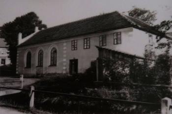 Synagoga přd 2. světovou válkou (zdroj: Reprophoto of Jitka Erbenová, source Wikimedia Commons, licence CC BY-SA 3.0)