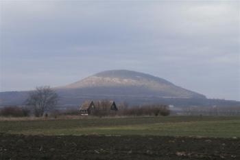Pohled na Říp z jihu. (© Prudký Martin, 02/2014)