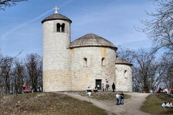 rotunda sv. Jiří od jihu ( © Petr Komárek 3/4/2005)