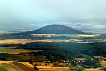Říp - letecký snímek ( © Radovan Smokoň 08/2006)