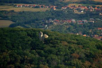 Kaple sv. Jiří a sv. Prokopa na hoře Říp - letecký snímek ( © Radovan Smokoň 08/2006)